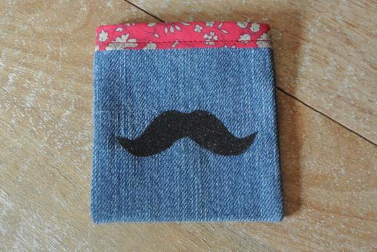 Etui Jeans Capel rouge moustache noir