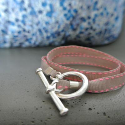 Bracelet ruban beige surpiqûre fluo