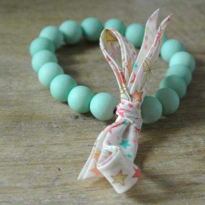 Bracelet perles vert pastel et Liberty Adeladja